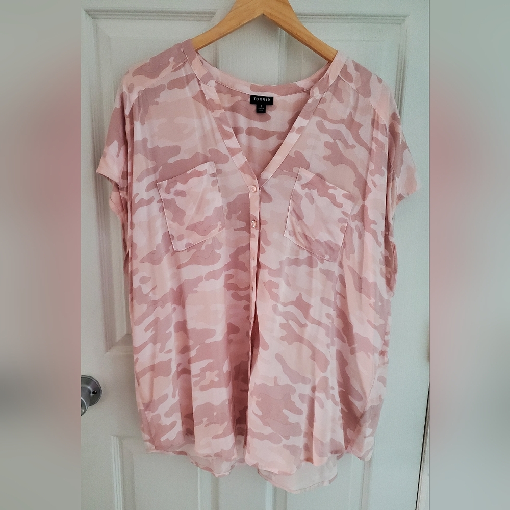 Torrid Challis Dolmam Pink Camouflage Button Blouse Size 1 (14/16)